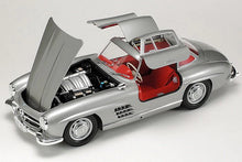 Load image into Gallery viewer, Mercedes-Benz 300SL 1:24
