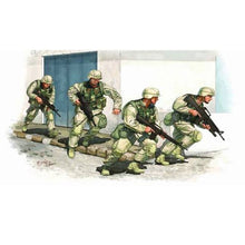 Load image into Gallery viewer, US Army in Iraq 2005 (4 figs + vests) 1:35
